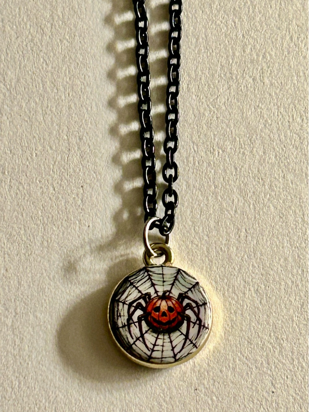 NWOT Jack O’Lantern face Spider in Web enamel pendant on 20” black link chain
